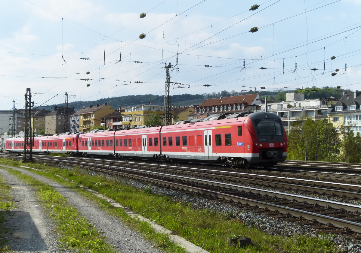 440 319 und 440 310 haben gerade als RE Würzburg - Nürnberg den Hauptbahnhof von Würzburg verlassen und befahren hier den fünfgleisigen Abschnitt der Bahnstrecken 5321, 5910 und 5209. 29.04.2017