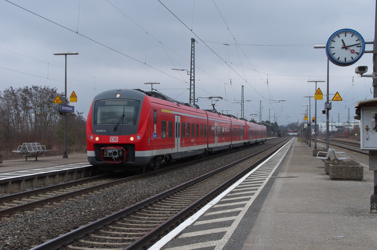 440 320 + 440 325 sind als RB Würzburg Hbf. - Treuchtlingen unterwegs und befahren somit die gesamte Strecke 5321 auf 140 Km, für eine RB eigentlich eher selten. Die beiden  Möpse  fahren gerade in den Bahnhof Gunzenhausen ein. Bis zum Ziel Treuchtlingen sind es noch knappe 24 Km. 13.03.2016