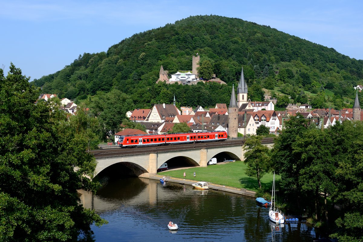 440 320 passiert am 19. Juli 2014 als RB 58056 nach Schlüchtern die Saalebrücke in Gemünden am Main. Eine Schlauchboot-Besatzung wollte auch noch auf das Bild.