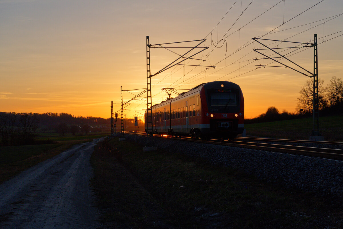 440 323 DB Regio als RB 58127 (Würzburg Hbf - Treuchtlingen) im letzten Abendlicht bei Oberdachstetten, 29.03.2021