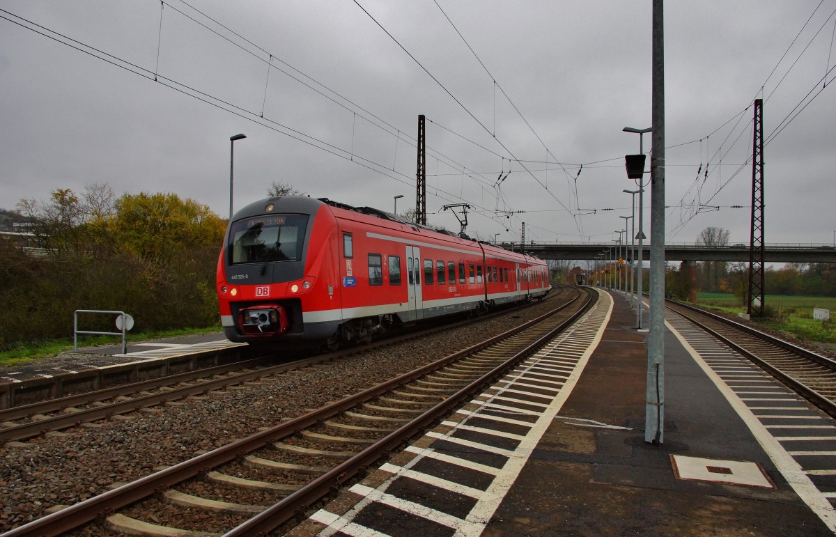 440 325-9 fährt als RB 58028 in Richtung Jossa zu sehen im Bhf. von Retzbach-Zellingen am 11.11.14.