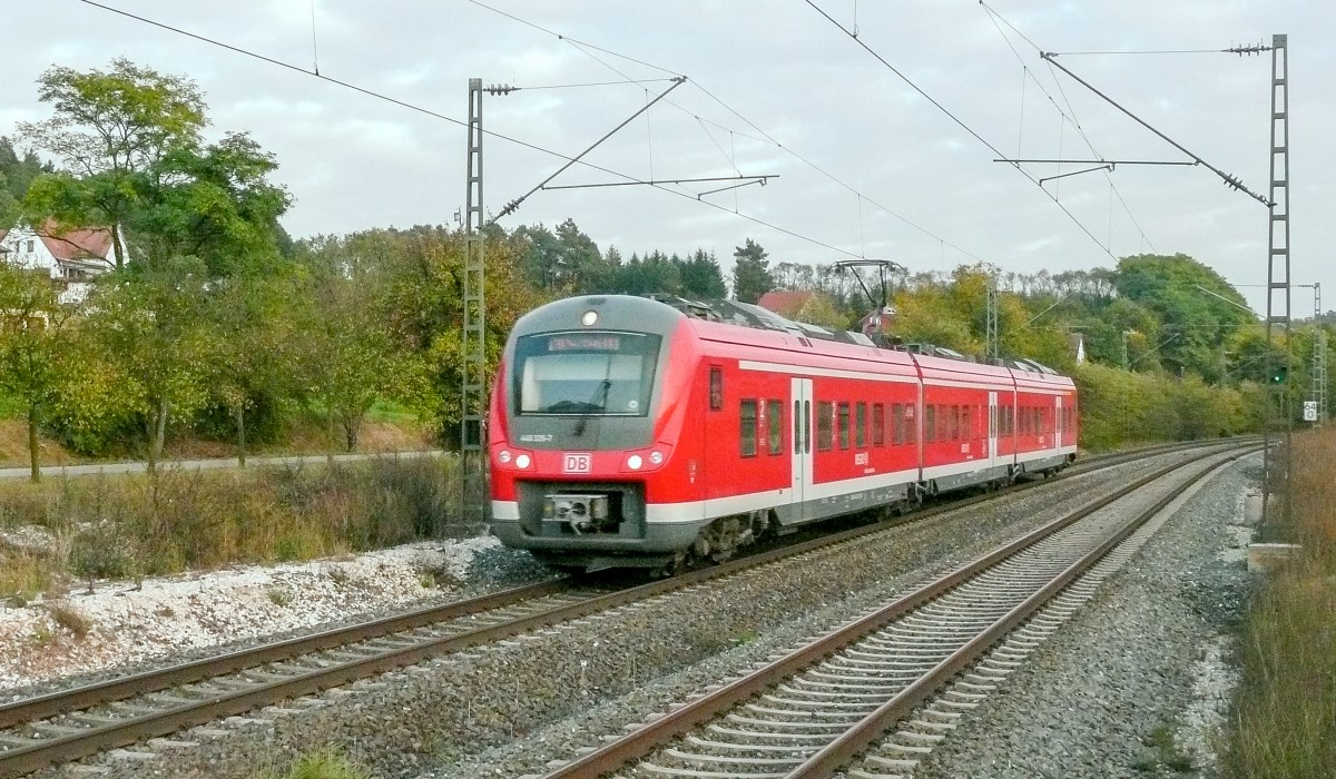 440 326 fuhr am 5.10.11 als RB nach Würzburg  durch Rosenbach. Bild 930316 entstand vom gleichen Standpunkt aus 7 Jahre vorher noch mit Bahnsteigen. Vorsignal und km-Tafel 64 dienen der Orientierung.