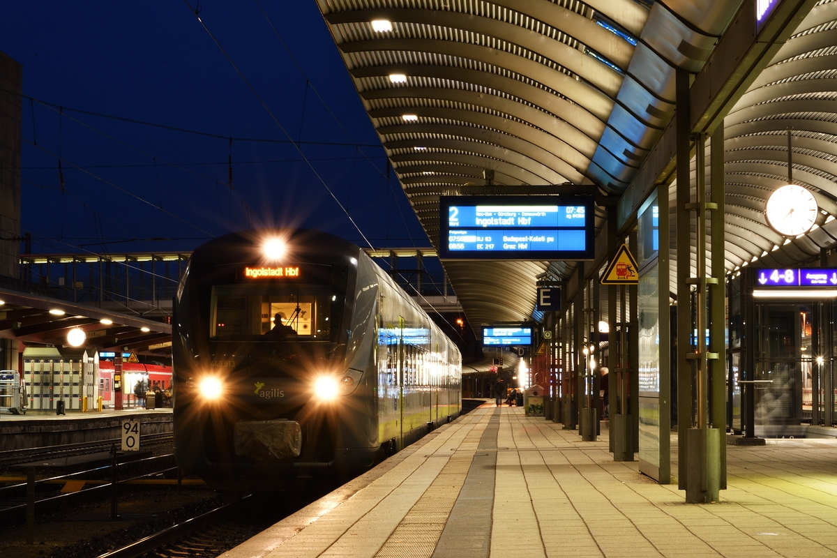 440 413 kam am Morgen des 23. Dezember 2018 von Ingolstadt in Ulm Hbf an. Das Bild zeigt den Zug kurz nach Ankunft am Bahnsteig.