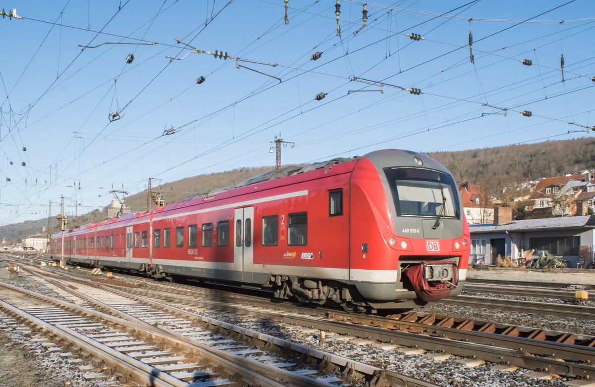 440 510-6 ist als RB in Richtung Würzburg unterwegs,gesehen in Gemünden/M.am 21.12.2021.