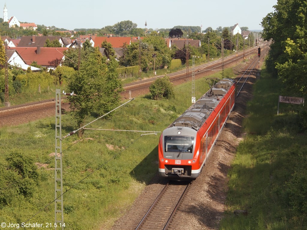 440 517 war am 21.5.14 gerade als RB nach Nördlingen in Donauwörth abgefahren. Das linke Gleispaar führt über Treuchtlingen nach Nürnberg. 