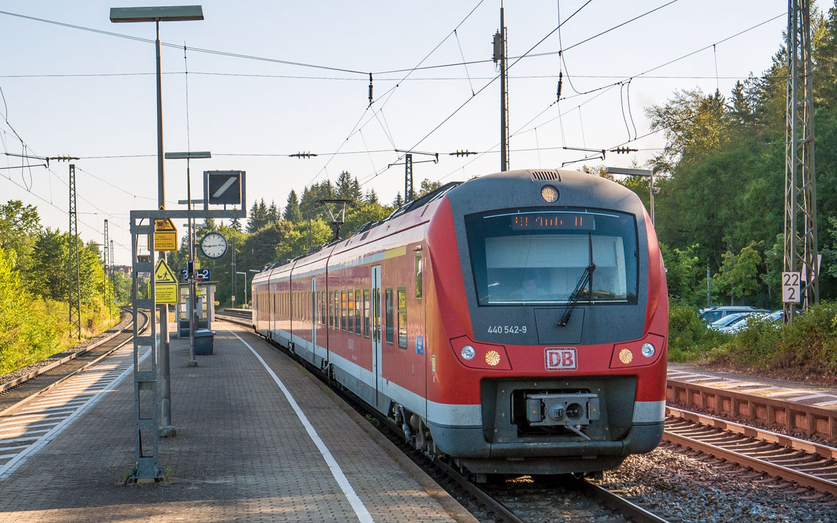 440 542 war am 9.8.22 unterwegs nach Augsburg. Wegen einer Baustelle hielt er in Otting-Weilheim auf dem mittigen Überholgleis 2. 