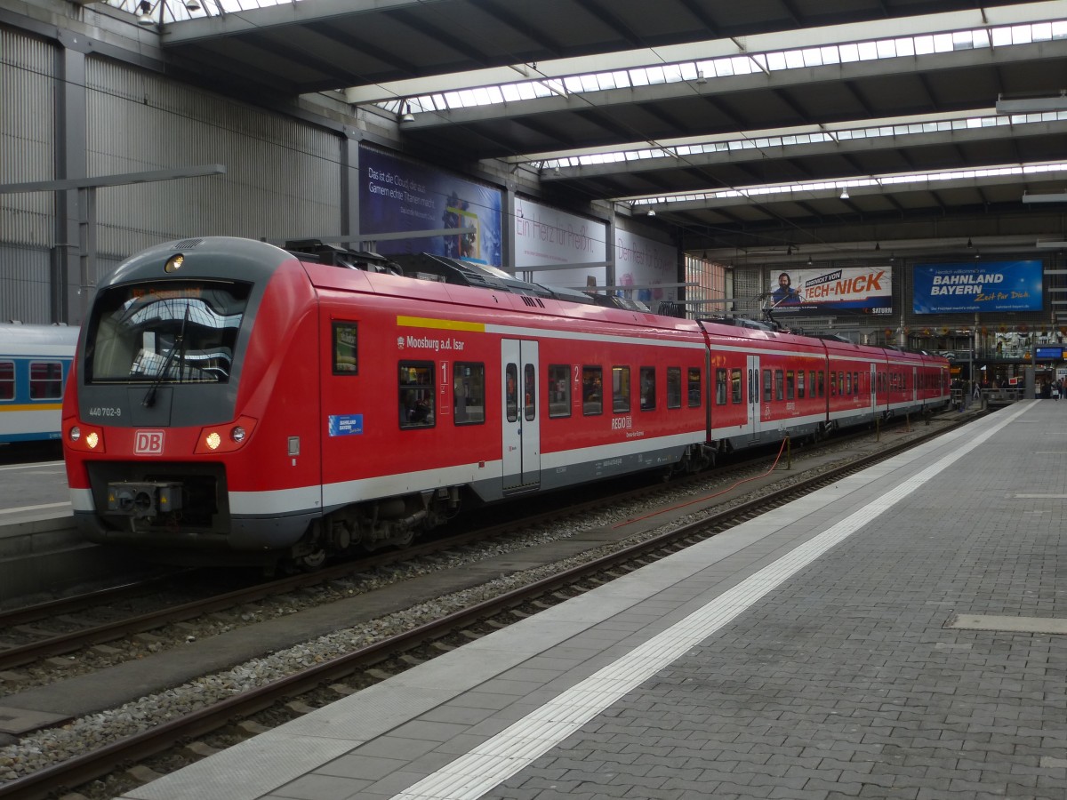 440 702-9 steht hier als Regionalexpress nach Passau im Münchner Hauptbahnhof, aufgenommen am 22.04.2015.