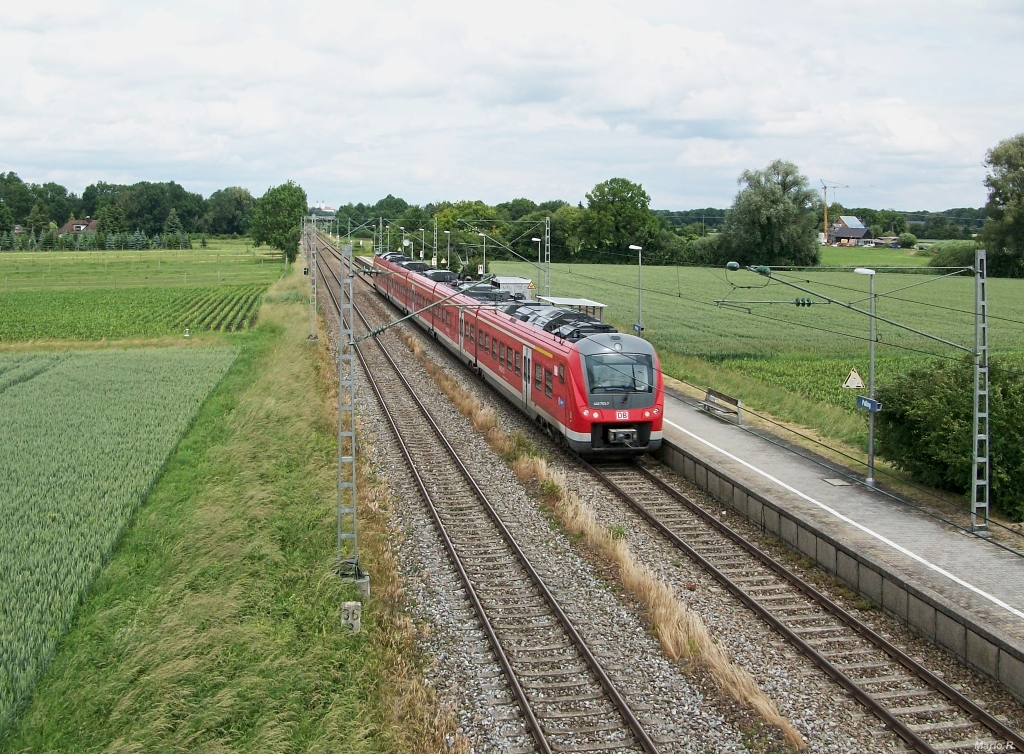 440 703 des Netzes  Donau-Isar-Express  war am 26.6.13 als RE von München nach Passau unterwegs und konnte bei der Durchfahrt durch Pulling aufgenommen werden.