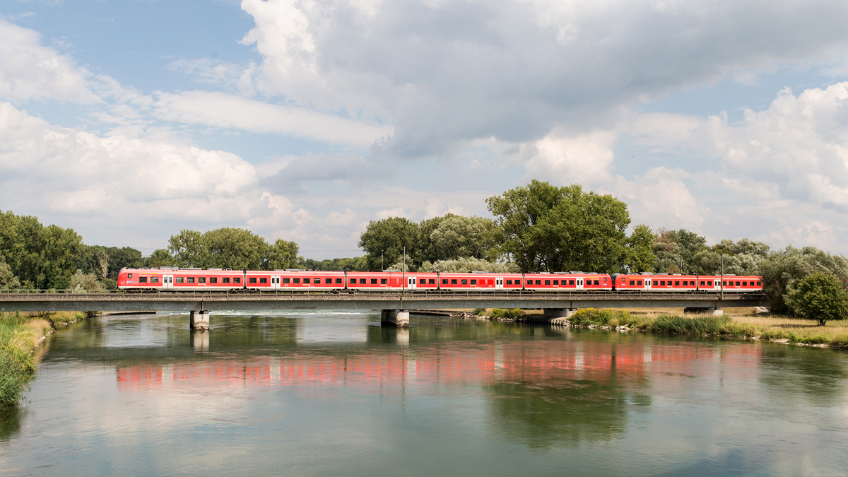 440 706-0 überquert am 11.08.2018 die Isar bei Plattling in Richtung Regensburg.

Hersteller: Alstom
Baujahr: 2010
Abnahmedatum: 09.04.2010
Erst-Bw: München-Steinhausen
Eigentümer z.z.d. Aufnahme: DB Regio AG
UIC-Nr.: 94 80 0440 706-0 D-DB
EBA-Nr.: EBA 07H 11A 206B