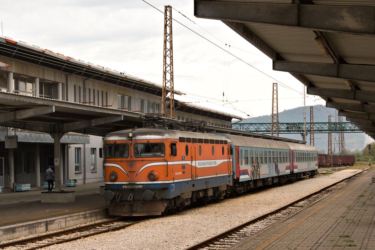 440 801 wartet am 27.09.2022 im Bahnhof Doboj darauf, mitsamt hergezogenen Regionalzug aus Banja Luka auf Abstellgleis zu rangieren. 