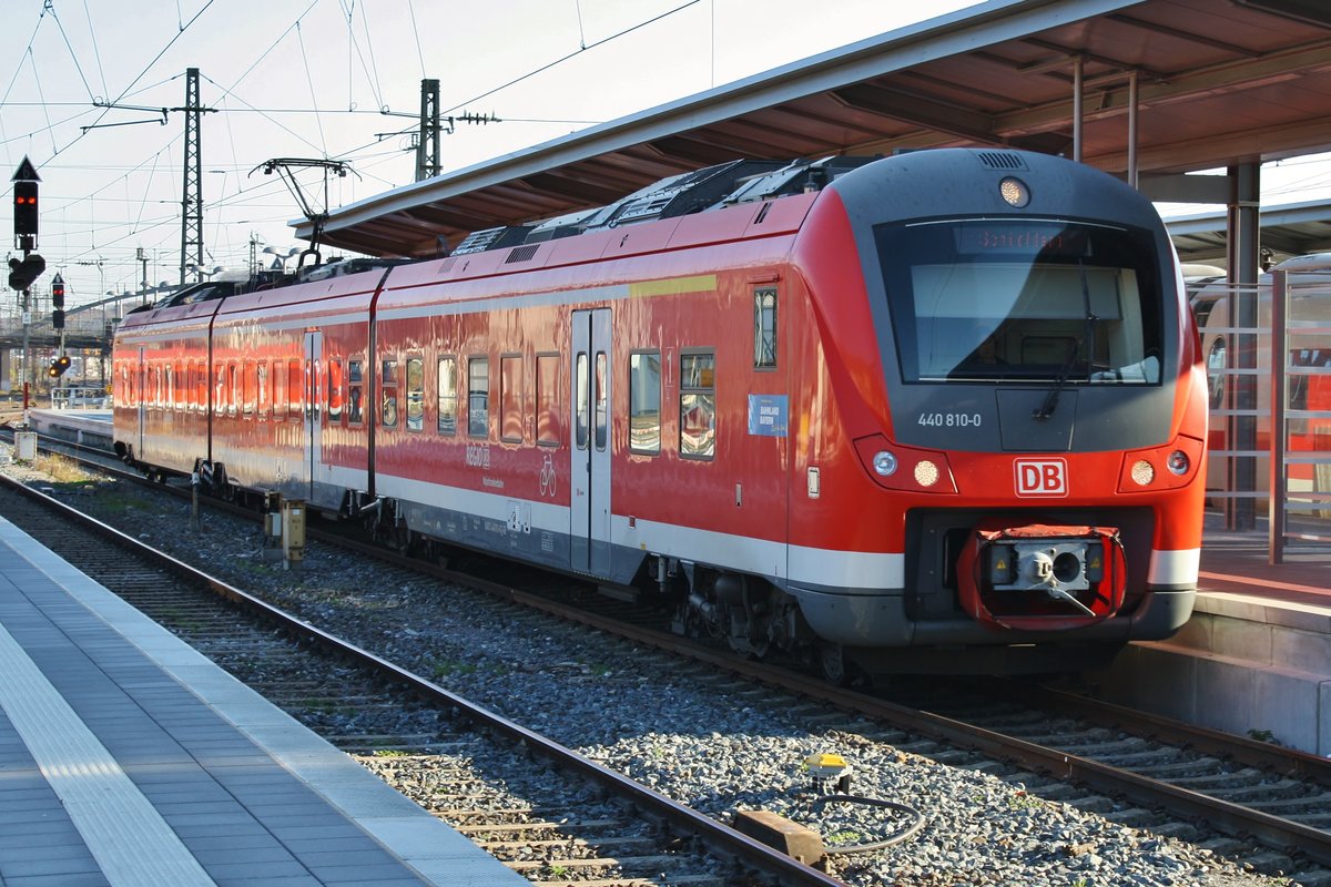 440 810-0 fährt am 17.11.2018 als RB53 (RB58032) von Bamberg nach Schlüchtern in den Würzburger Hauptbahnhof ein.