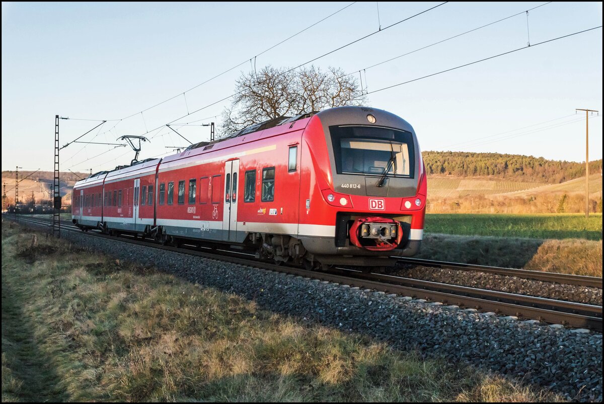 440 812-0 ist am 21.12.2021 als RE in Richtung Würzburg/M. bei Retzbach unterwegs.