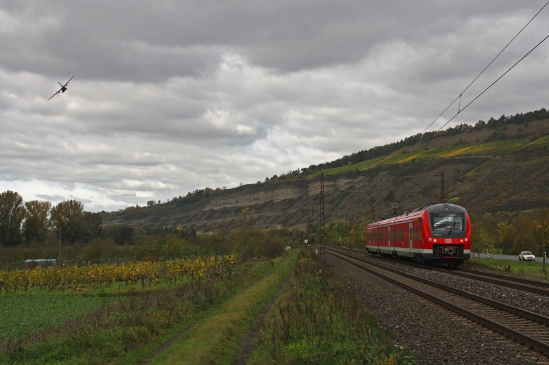 440 812 traf am 23.10.14 in Thüngersheim auf ein Bundeswehr Transportflugzeug der 440 war gen Jossa unterwegs