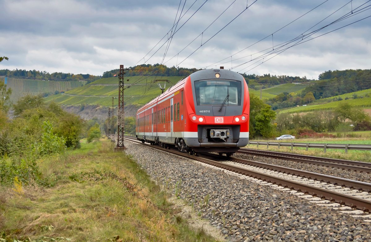 440 817-5 als RB ist am 13.10.16 in Richtung Würzburg bei Himmelstadt unterwegs.
