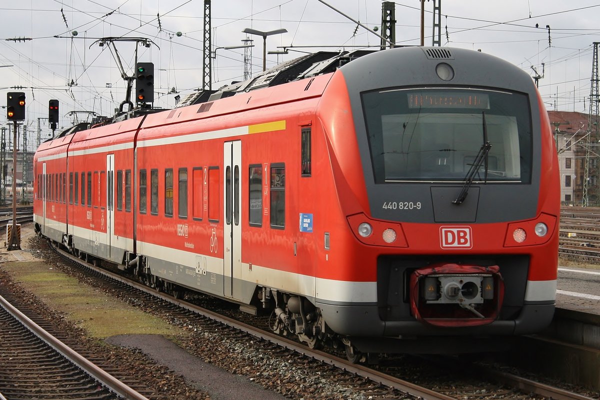 440 820-9 macht am 28.12.2017 als RE3781 nach Bamberg zusammen mit 440 541-1 als RE58218 nach Würzburg Hauptbahnhof im Nürnberger Hauptbahnhof auf den Weg.
