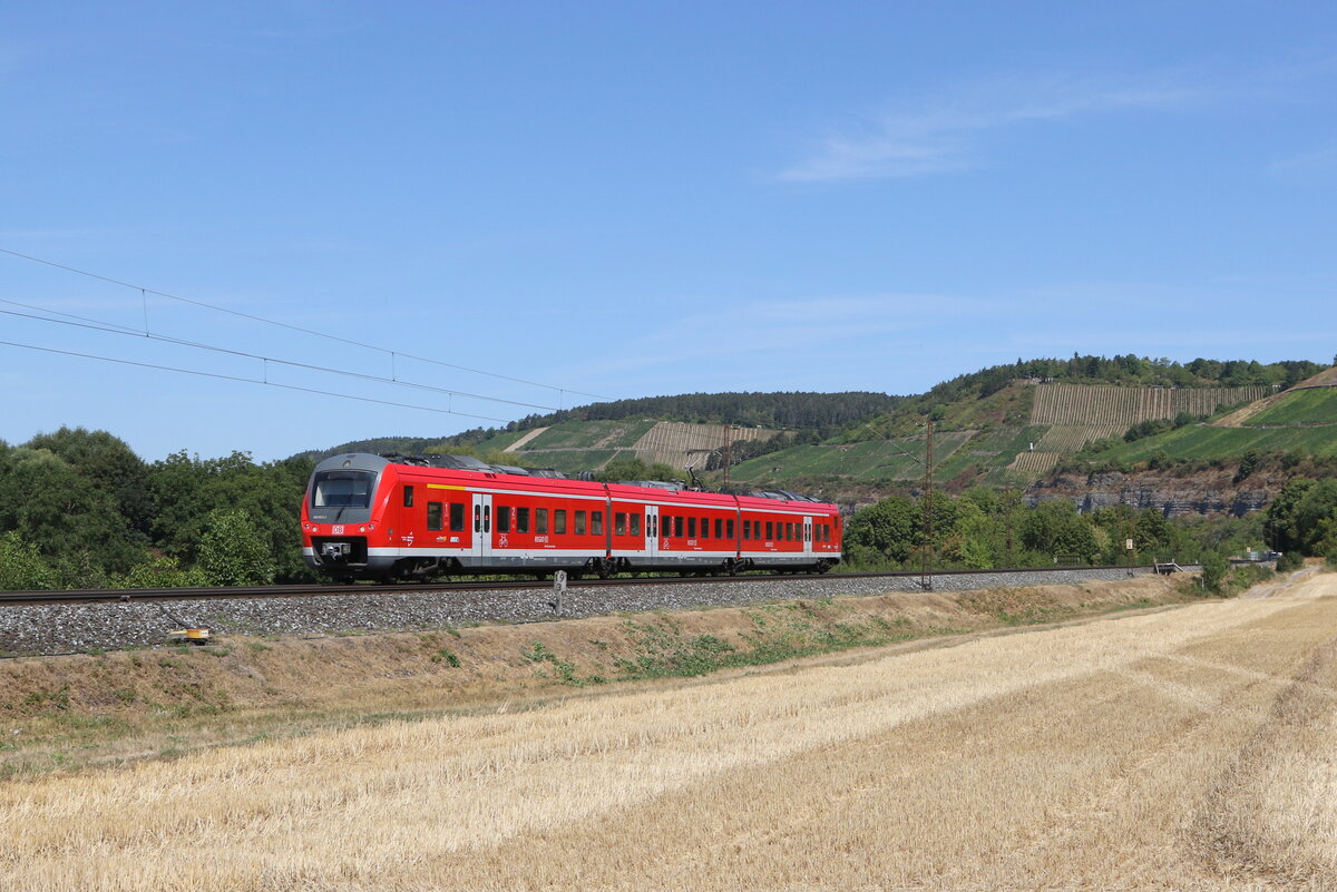 440 823 auf dem Weg nach Würzburg, aufgenommen am 8. August 2022 bei Himmelstadt am Main.