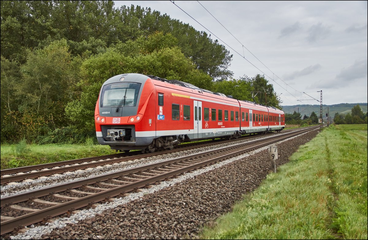 440 825-8 ist als RB in Richtung Würzburg unterwegs,gesehen am 07.09.2017 bei Retzbach.
