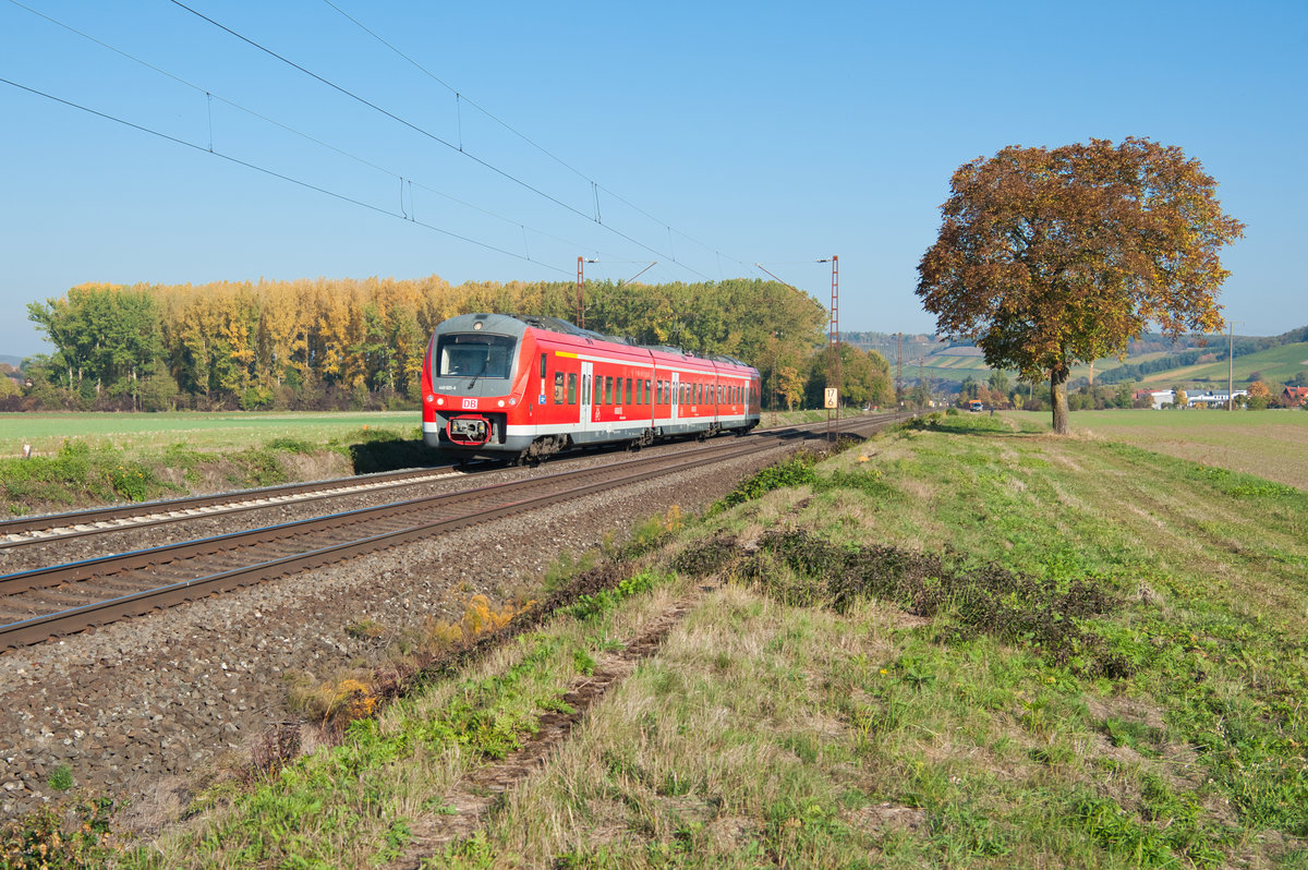 440 825 mit der RB 58037 von Sterbfritz nach Bamberg bei Retzbach-Zellingen, 13.10.2018