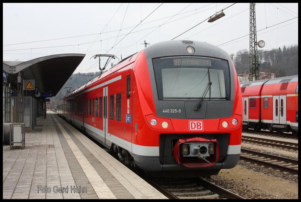 440325 steht am 22.03.2015 um 12.47 h am Bahnsteig im Bahnhof Treuchtlingen.