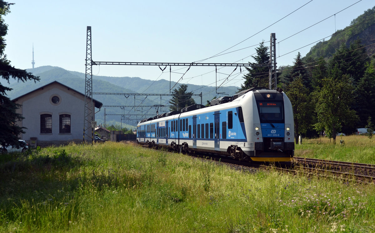 441 005 erreicht am 12.06.19 auf dem Weg nach Decin den Bahnhof Dobkovice.