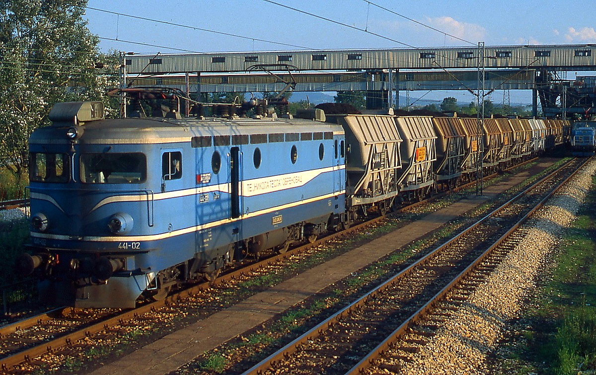 441-02 der Dampfkraftwerke Termoelektrana  Nikola Tesla  (TENT) im Sommer 2005 im Kohleverladebahnhof Vreoci. Von hier führen zwei Anschlussbahnen zu den Kraftwerken. Die 441 unterscheidet sich von der Staatsbahn-441 nur durch die andersfarbige Lackierung.