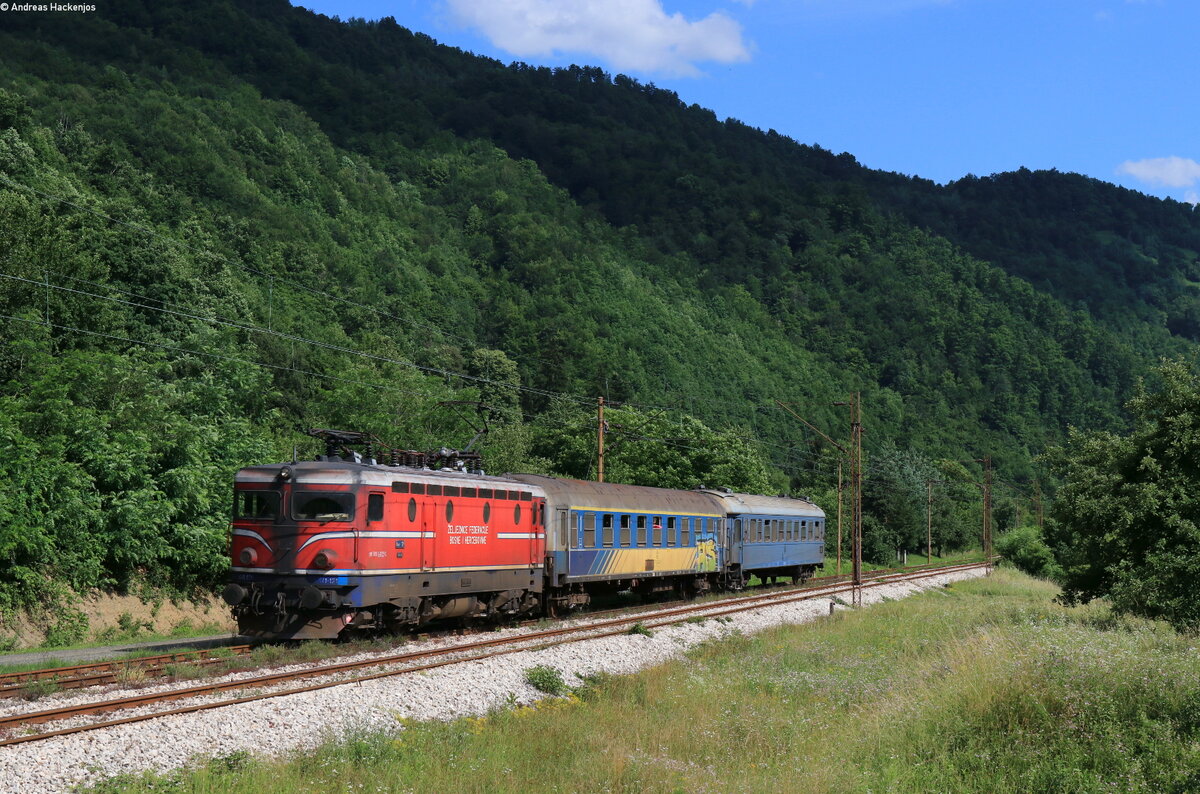 441 121 mit dem PT 2102 (Zenica - Maglaj) bei Mračaj 14.6.22