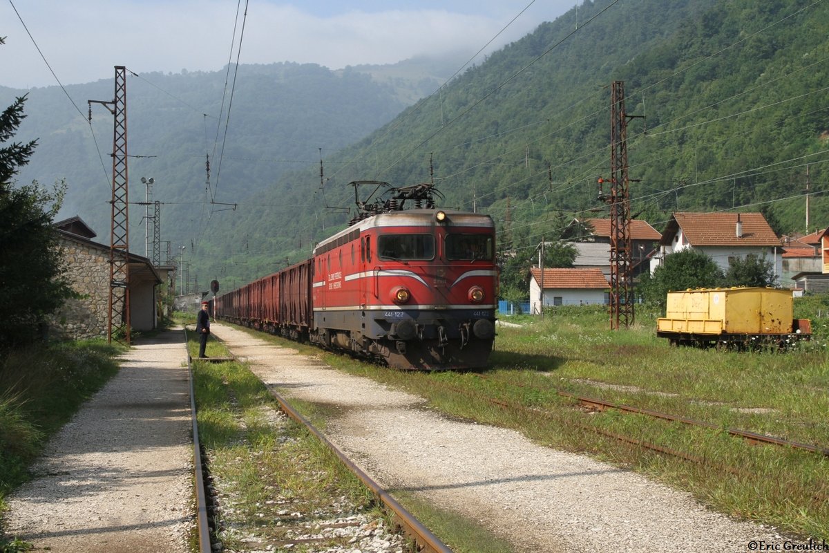 441 122 am 14.07.18 mit einem gemischten Güterzug in Nemila.