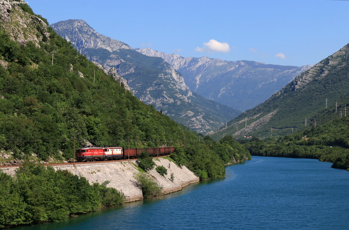 441 404 und 441 912 mit einem Kohlezug? bei Drežnica 13.6.22