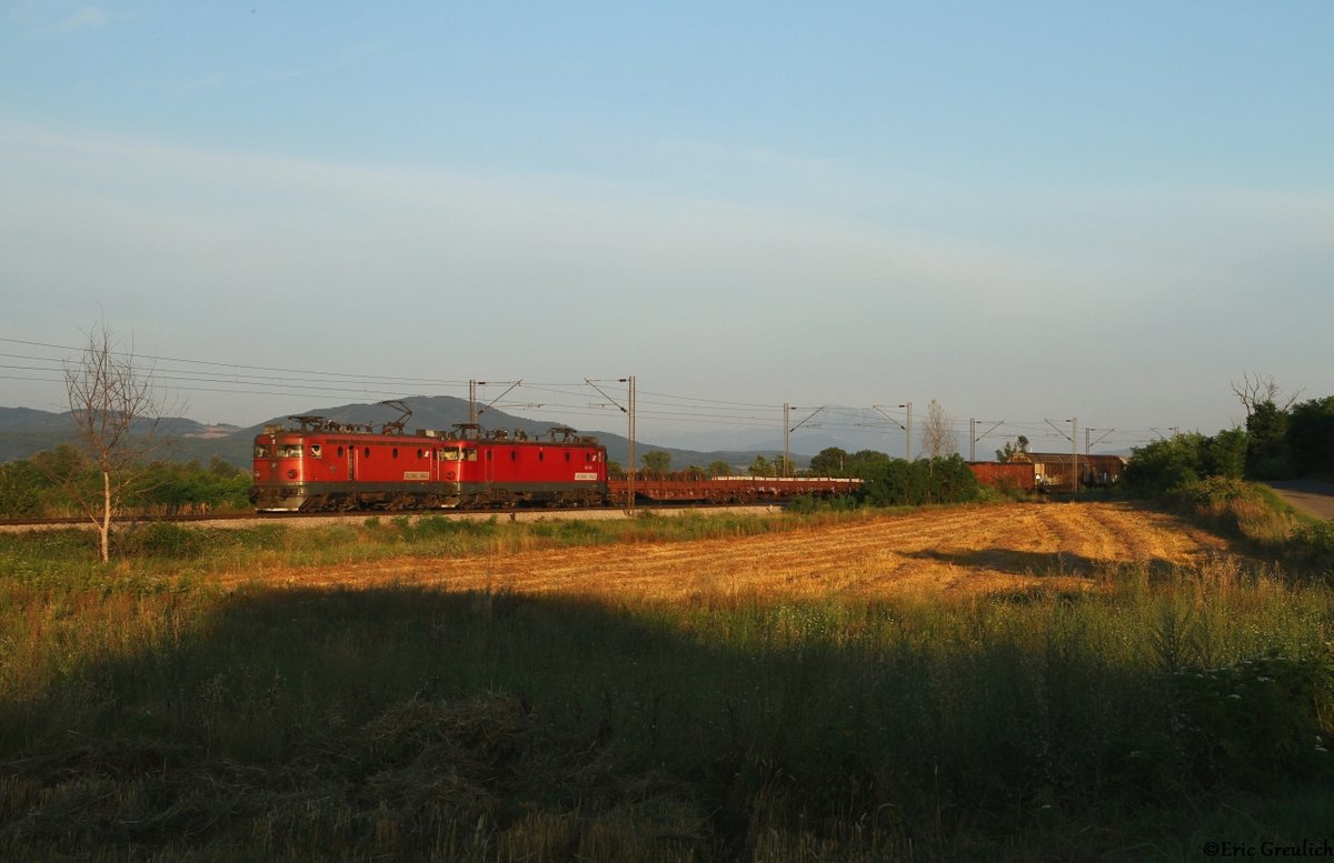 441 514 mit 461 136 und einem gemischten Güterzug am Haken bei Tesica am 05.07.16.