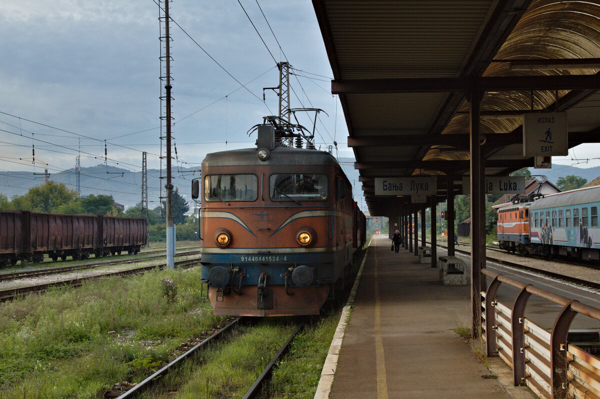 441 524 wartet am 27.09.2022 im Bahnhof Banja Luka auf die Abfahrt mit 6422 nach Novi Grad. 