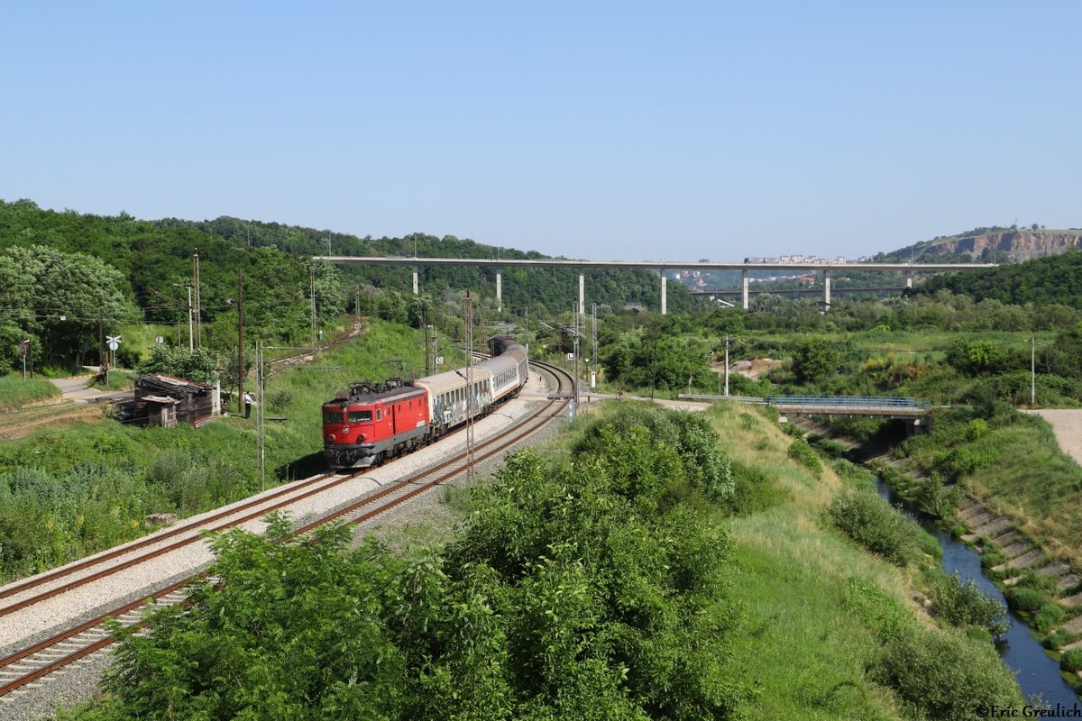 441 604 zog am Morgen des 16.06.19 den B431 von Belgrad nach Bar. Hier bei der Einfahrt von Resnik.