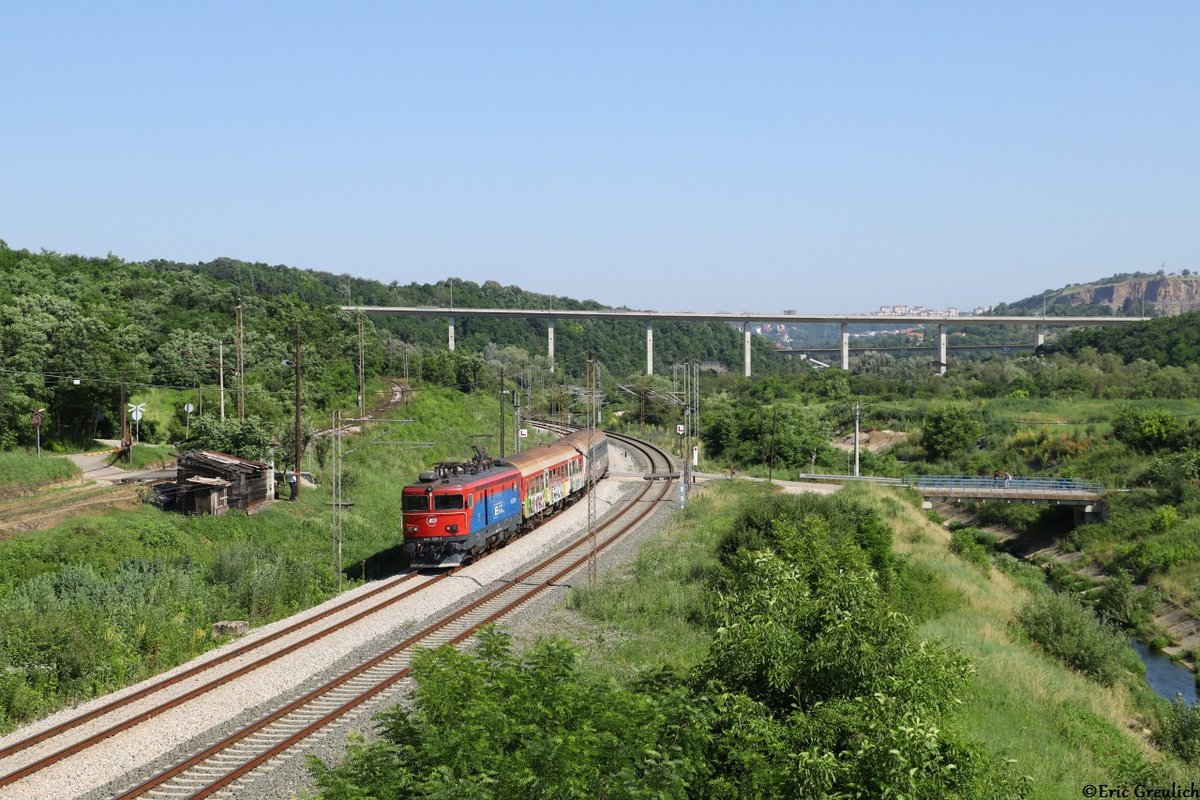 441 701 zog am Morgen des 16.06.19 den B1491 von Belgrad nach Sofia bei der Einfahrt von Resnik.