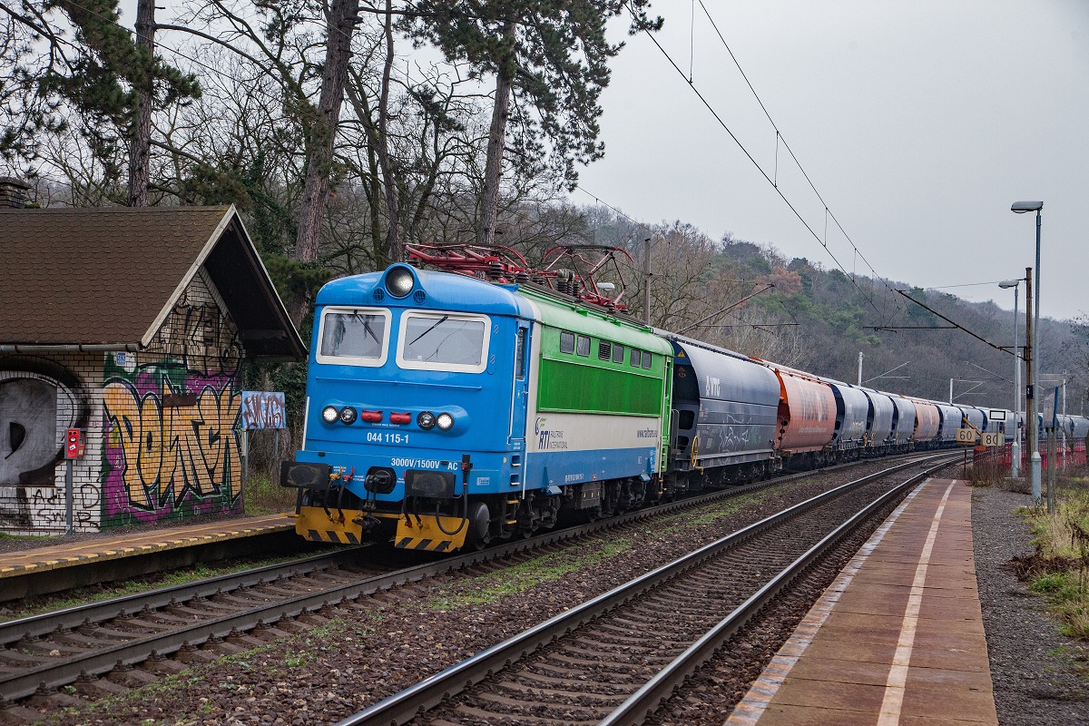 44.115 fährt am 12.01.2018 mit einem Güterzug durch die Haltestelle Bratislava Zelezna studienka.
