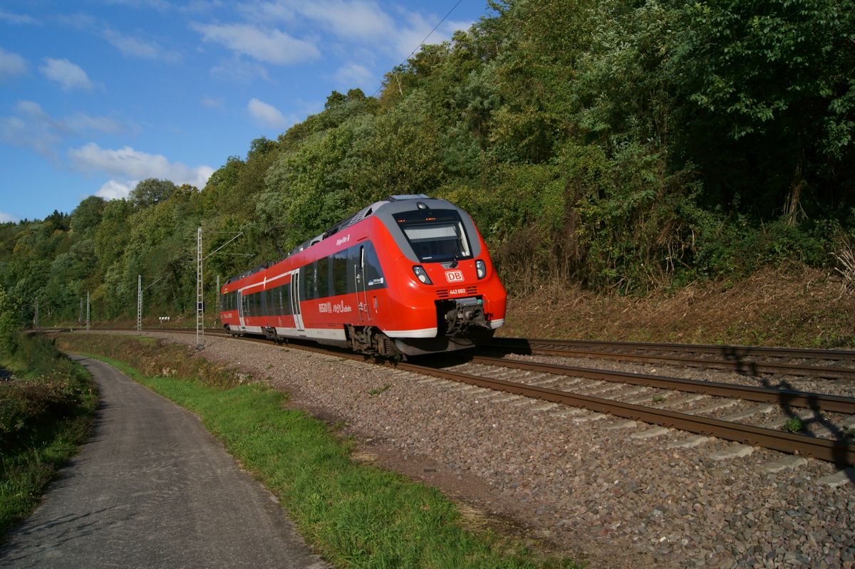 442 002/502 war am 10.09.2017 als RB 12168 entlang der Obermosel zwischen Wehr und Palzem auf dem Weg von Trier nach Perl.