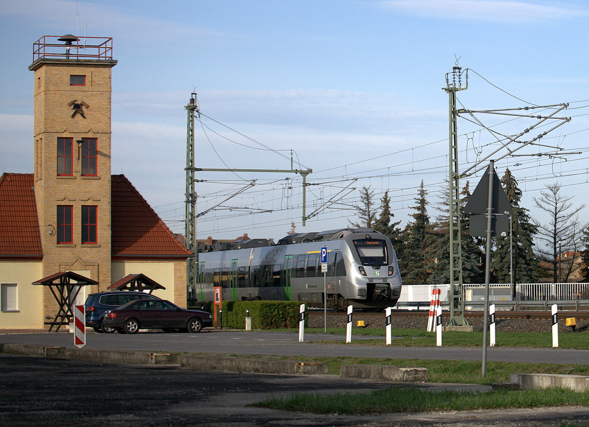 442 006 als S-Bahn aus Richtung Leipzig  nach Hoyerswerda. Nähe Lauchhammer, links die alte  Feurwehrwache Lauchhammer West. 25.10.2020  10:34 Uhr.