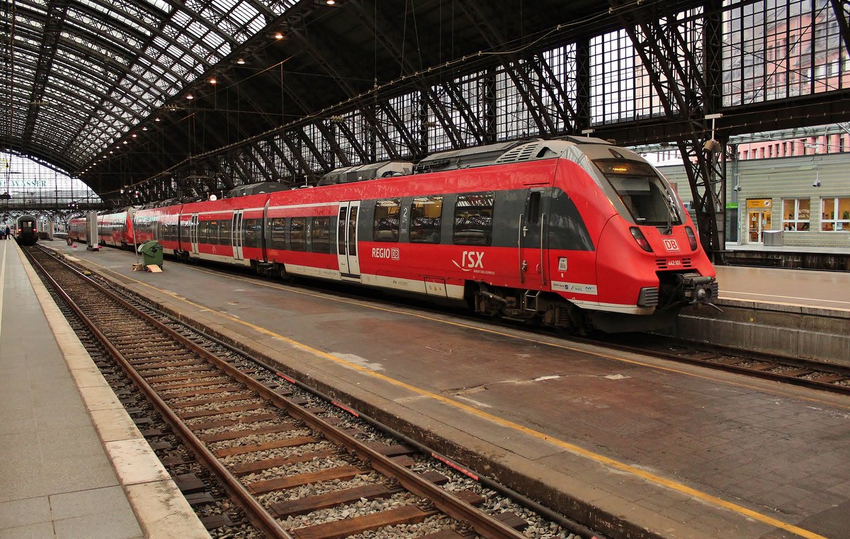 442 101-2 und 442 761-3 fahren am 18.8.2017 als RE9 (RE10905)  Rhein-Sieg-Express  von Aachen Hauptbahnhof nach Siegen in den Kölner Hauptbahnhof ein.