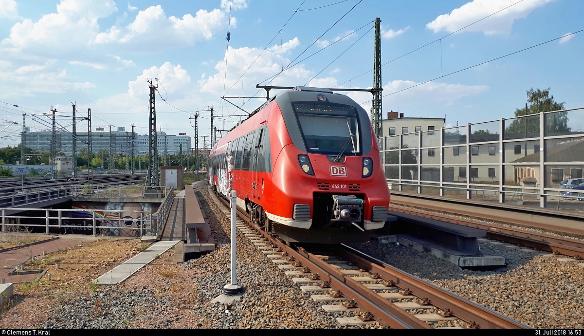 442 101 (Bombardier Talent 2), ex S-Bahn Mitteldeutschland (DB Regio Südost), als S 37748 (S7) nach Halle-Nietleben kommt außerplanmäßig und bereits verspätet aus der Abstellung und wird in ihrem Startbahnhof Halle(Saale)Hbf Gl. 13a bereitgestellt.
Nach dem Einsteigen hieß es aber noch zu warten, denn der Bahnübergang in der Karl-von-Thielen-Straße hatte eine Störung, sodass sich die Verspätung verlängerte.
[31.7.2018 | 16:53 Uhr]