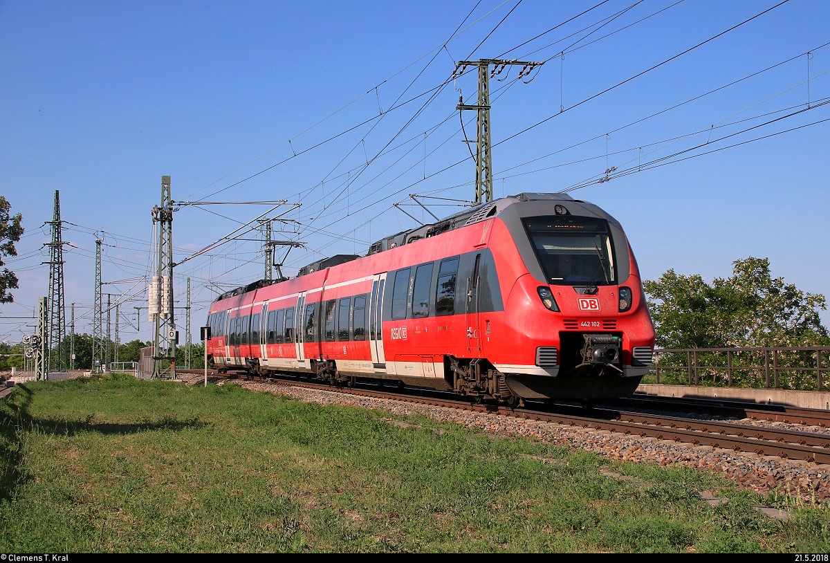 442 102 (Bombardier Talent 2) der S-Bahn Mitteldeutschland (DB Regio Südost) als S 37750 (S7) von Halle(Saale)Hbf Gl. 13a nach Halle-Nietleben überquert die Leipziger Chaussee in Halle (Saale) auf der Ostumfahrung für den Güterverkehr.
[21.5.2018 | 17:24 Uhr]