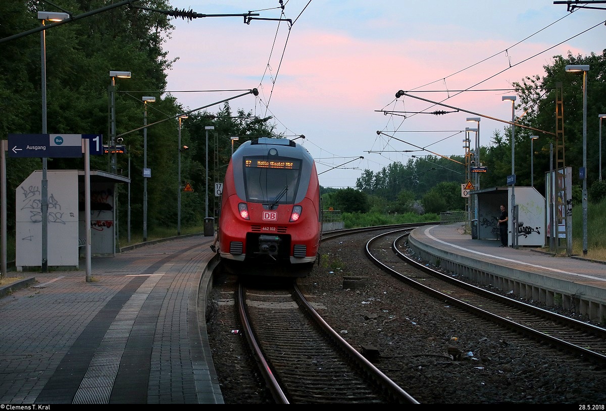 442 102 (Bombardier Talent 2) der S-Bahn Mitteldeutschland (DB Regio Südost) als S 37767 (S7) von Halle-Nietleben nach Halle(Saale)Hbf Gl. 13a steht im Hp Halle Zscherbener Straße auf der Bahnstrecke Merseburg–Halle-Nietleben (KBS 588) auf dem Gegengleis (Gleis 1).
[28.5.2018 | 20:55 Uhr]