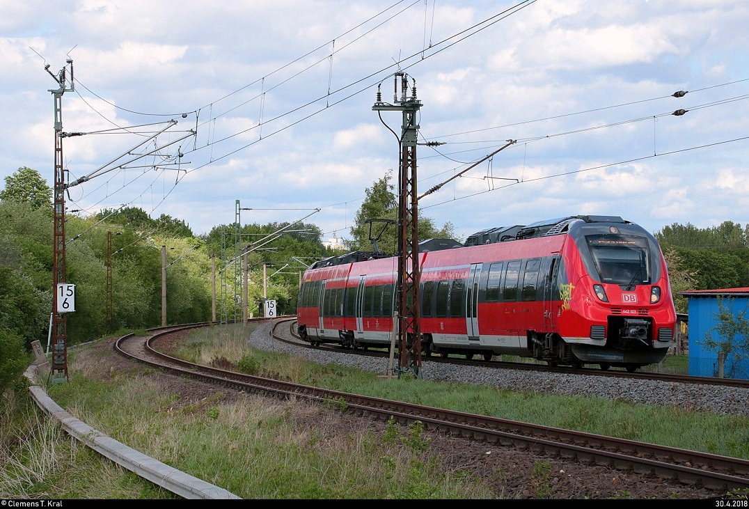 442 103 (Bombardier Talent 2) der S-Bahn Mitteldeutschland (DB Regio Südost) als S 37747 (S7) von Halle-Nietleben nach Halle(Saale)Hbf Gl. 13a fährt in Angersdorf auf der Bahnstrecke Merseburg–Halle-Nietleben (KBS 588). Leider hatte ich kein Glück mit dem Sonnenlicht. [30.4.2018 | 15:58 Uhr]