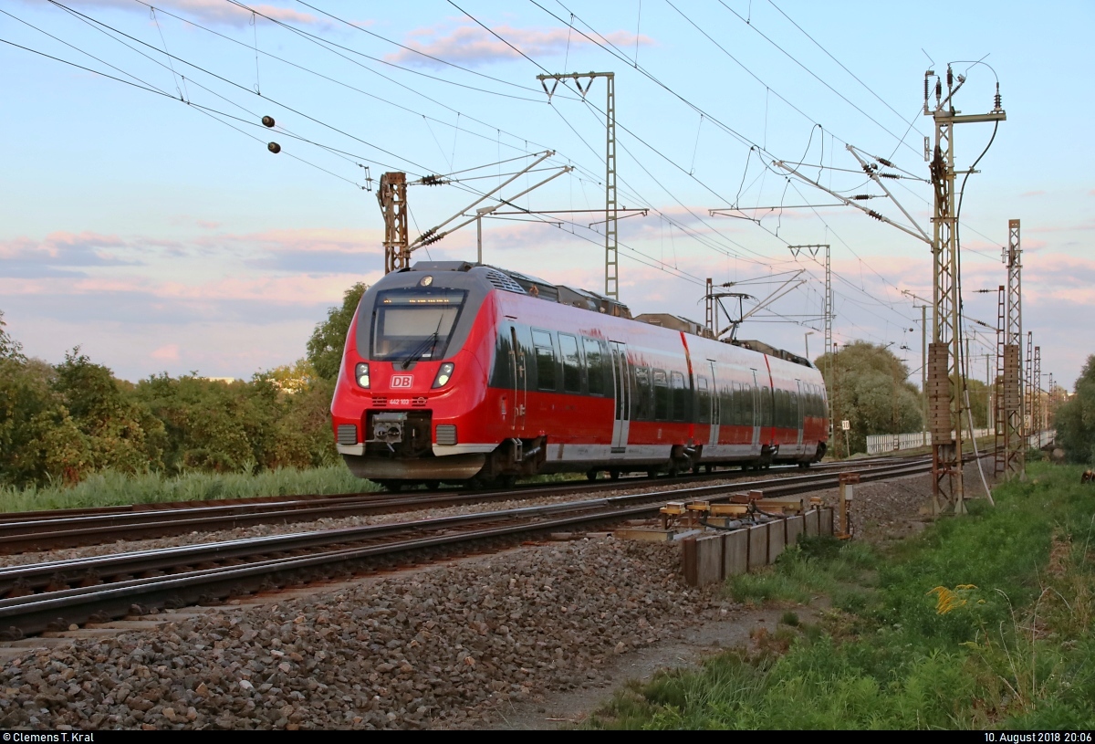 442 103 (Bombardier Talent 2), ex S-Bahn Mitteldeutschland (DB Regio Südost), als S 37760 (S7) von Halle(Saale)Hbf Gl. 13a nach Halle-Nietleben zweigt in der Saaleaue bei Angersdorf von der Bahnstrecke Halle–Hann. Münden (KBS 590) ab.
[10.8.2018 | 20:06 Uhr]
