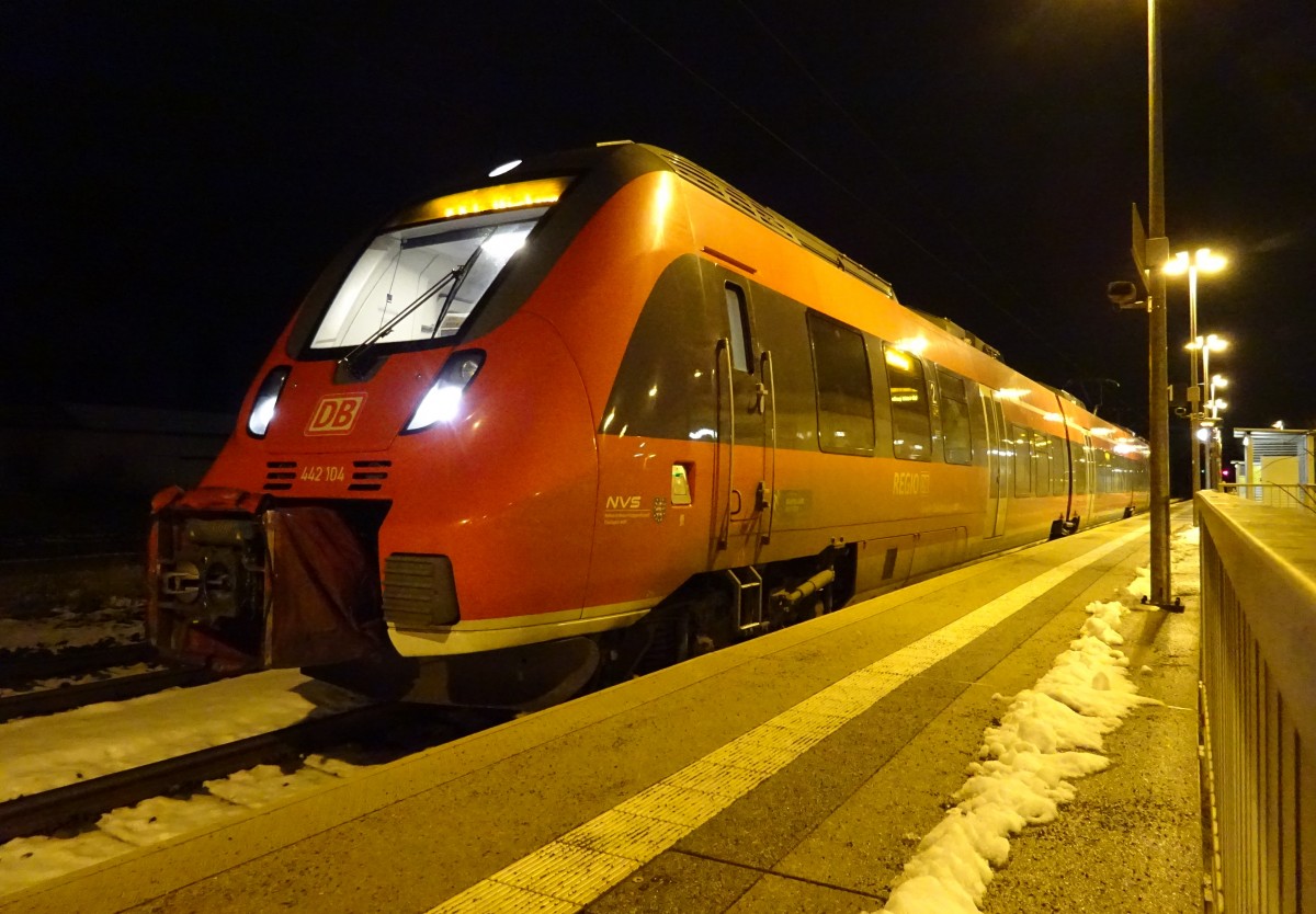 442 104 hält am 28. Januar 2015 als Leerfahrt Sonneberg - Lichtenfels zu einem Kreuzungshalt in Neustadt bei Coburg.