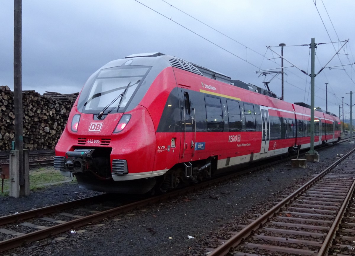 442 105 / 605 steht am 20. Oktober 2015 nach der Ankunft als RE aus Nürnberg Hbf auf Gleis 6 im Bahnhof Sonneberg abgestellt.