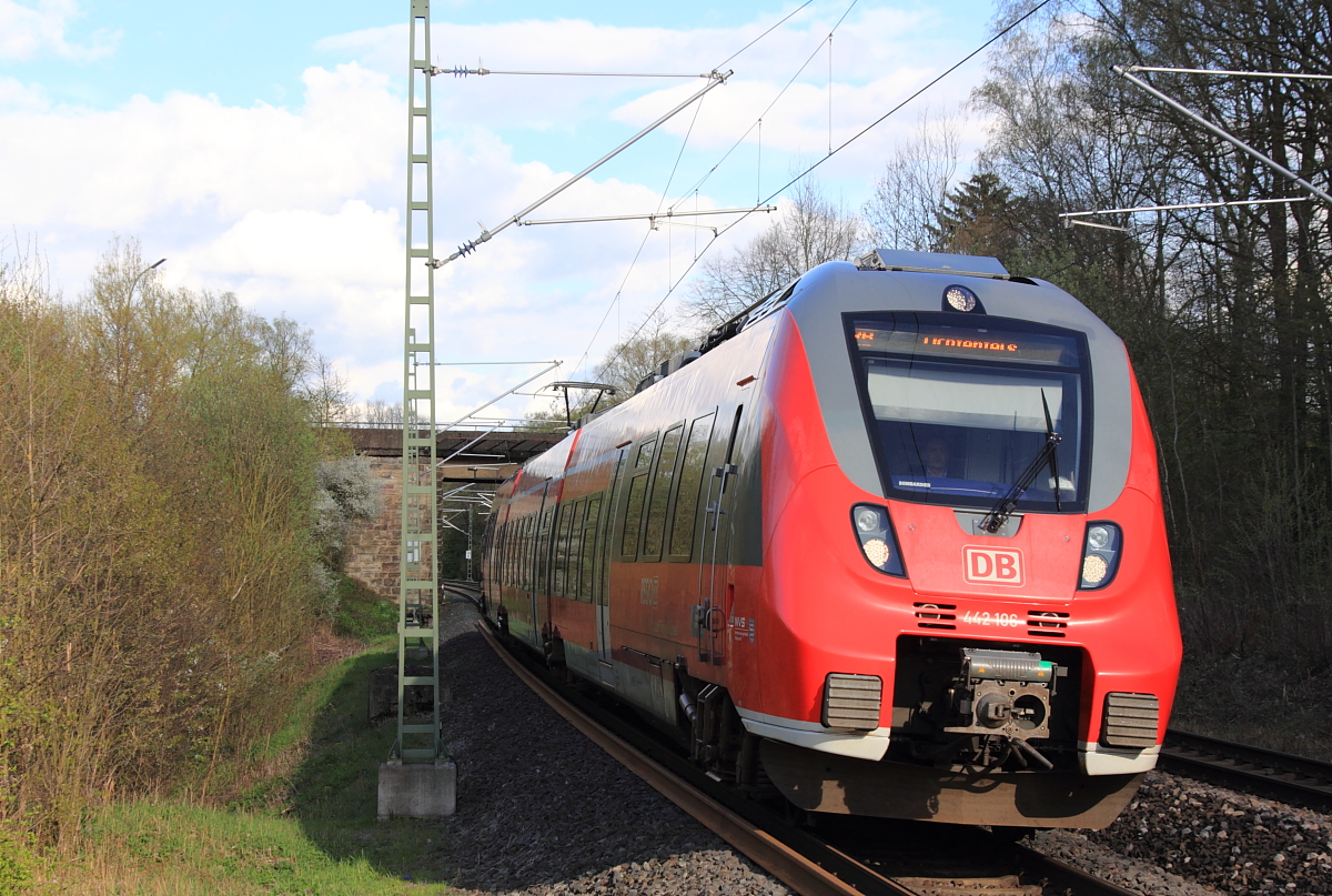 442 106 DB Regio in Michelau/ Oberfranken am 15.04.2016. (Bild entstand vom Ende des Bahnsteigs)