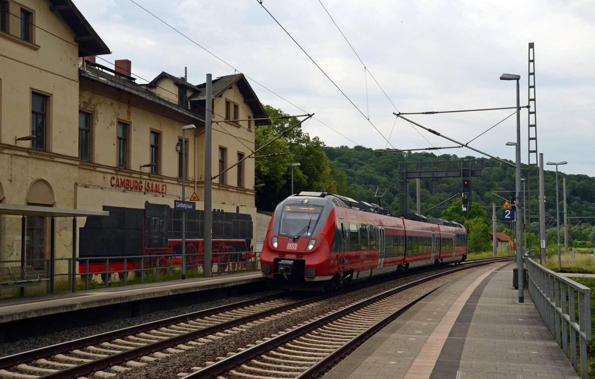 442 108 erreicht am 22.06.19 auf dem Weg von Nürnberg nach Leipzig den Bahnhof Camburg(S). Im Bahnhof Camburg(S) wurde eine große Sperrholzwand mit einer gemalten Dampflok aufgestellt.