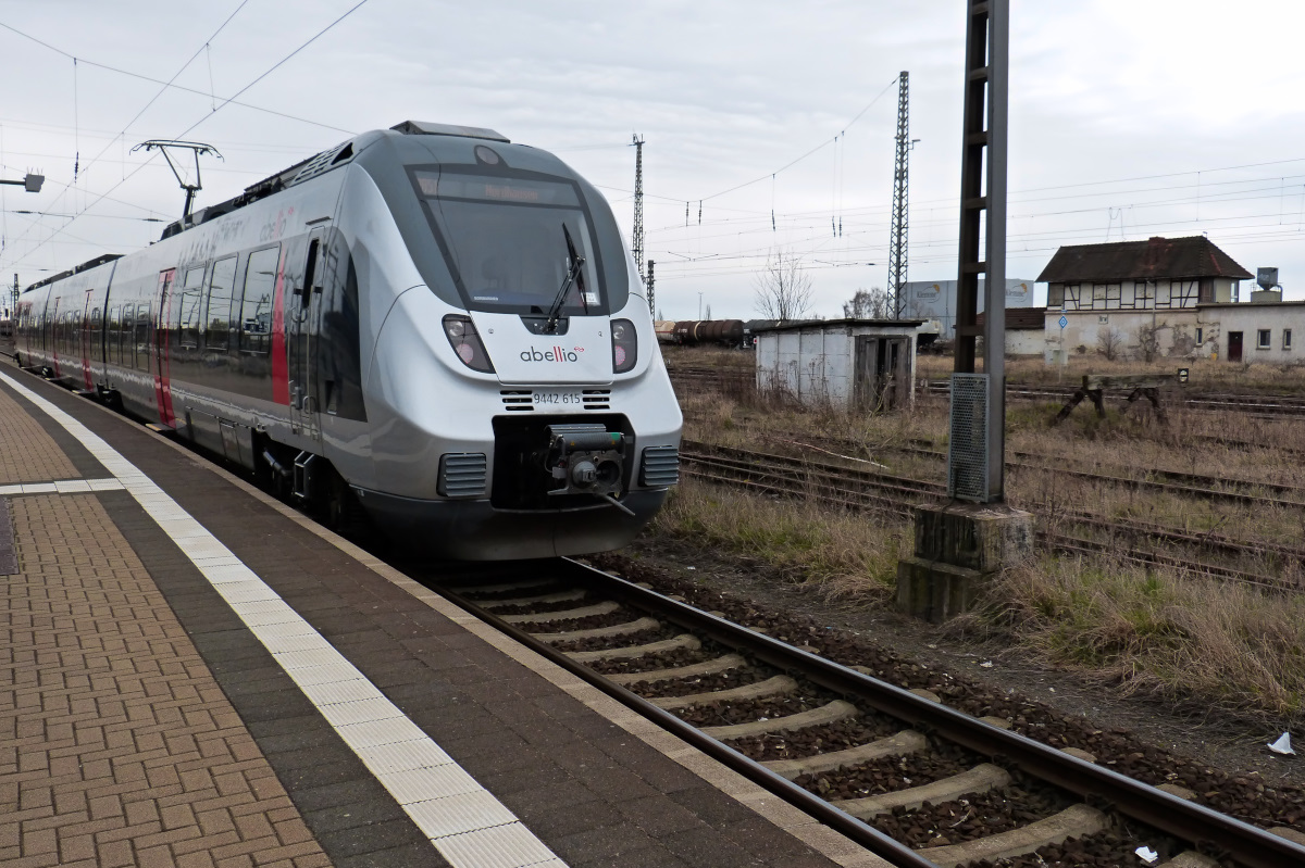 442 115 Regoinalbahn nach Heiligenstadt am Gleis 3 in Nordhausen 28.03.2016. Im Hintergrund eines der stillgelegten Stellwerke des Bahnhofes Nordhausen.