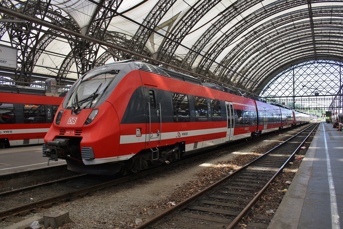 442 116-0 steht am 27.5.2017 zusammen mit 442 311-7 als RE50 (RE16514)  Saxonia  nach Leipzig Hauptbahnhof im Dresdener Hauptbahnhof.