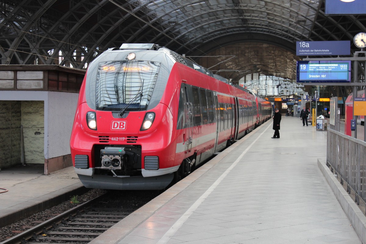 442 117 und 442 814 stehen am 17.10.2013 in Leipzig Hbf mit dem RE 17075 nach Dresden Hbf zur Abfahrt bereit. 