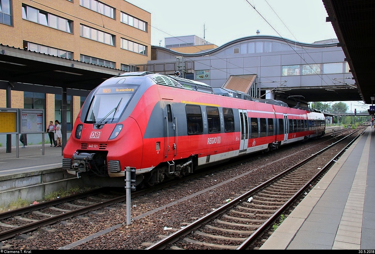 442 121 (Bombardier Talent 2) von DB Regio Nordost als RB 18478 (RB20) nach Oranienburg steht in ihrem Startbahnhof Potsdam Hbf auf Gleis 2.
[30.5.2018 | 18:47 Uhr]