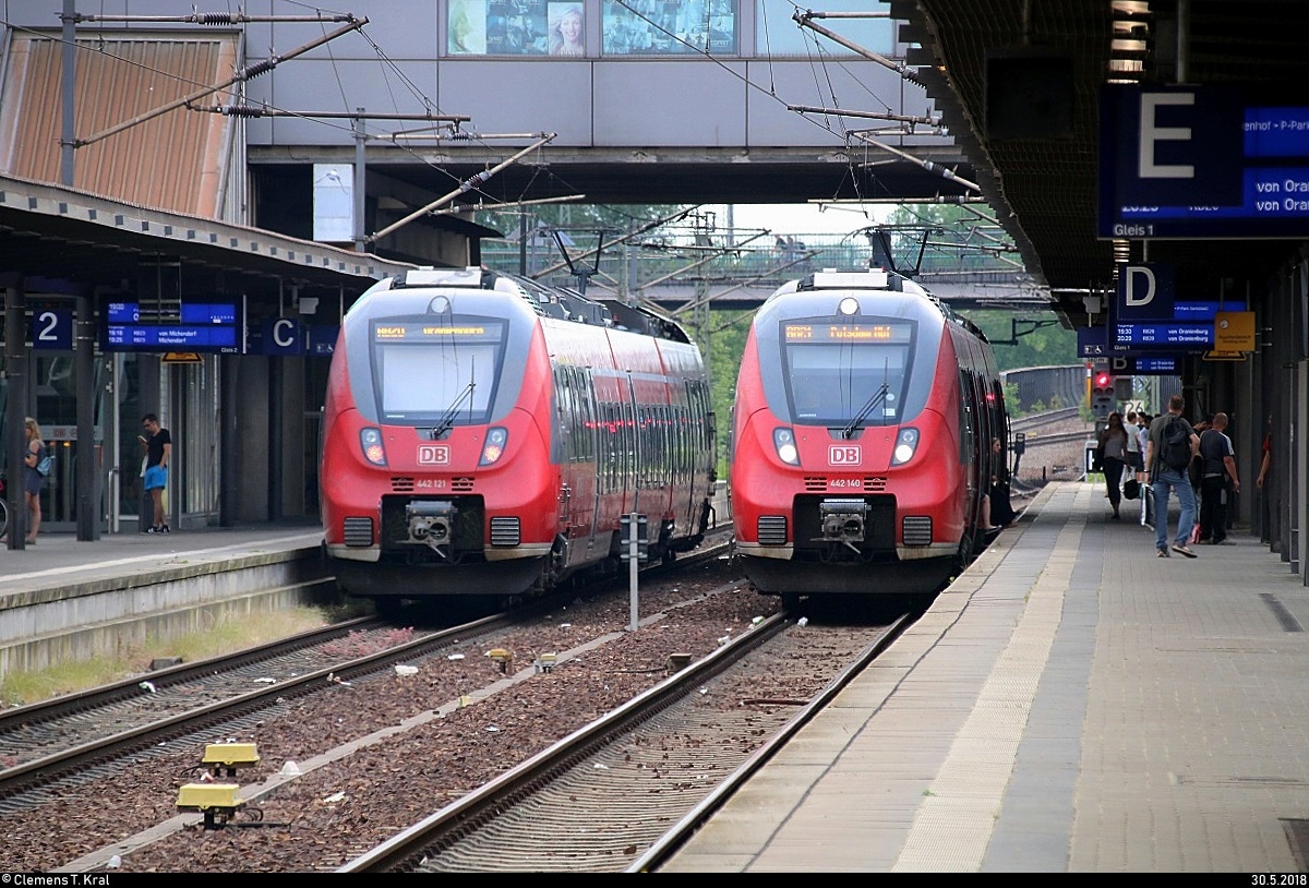 442 121 (Bombardier Talent 2) von DB Regio Nordost als RB 18478 (RB20) nach Oranienburg trifft auf 442 140 als RB 18267 (RB21) von Golm in Potsdam Hbf.
[30.5.2018 | 18:49 Uhr]